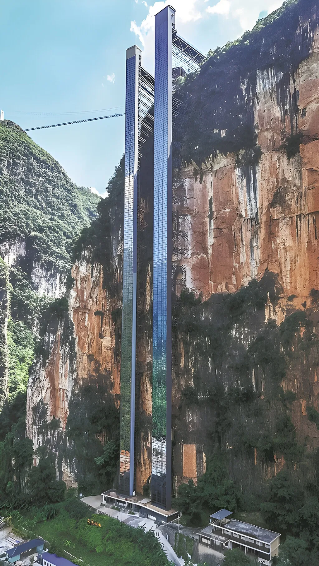 China construyó un "autobús escolar" vertical: un elevador de 288 metros para estudiantes que antes debían escalar para llegar a clases