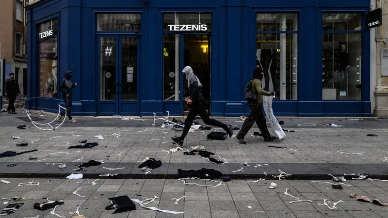 DIRECT. Manifestations du 17 octobre: l'heure est au bilan après une journée sous haute tension