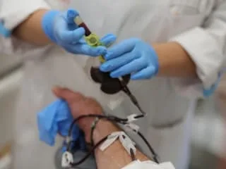 Deux médecins arrêtés en Grèce après le décès d’un chanteur connu dans une clinique anti-âge