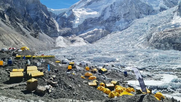 Himalaya, quand le toit du monde s'effondre : De l'Everest aux Annapurnas, le marché des cimes