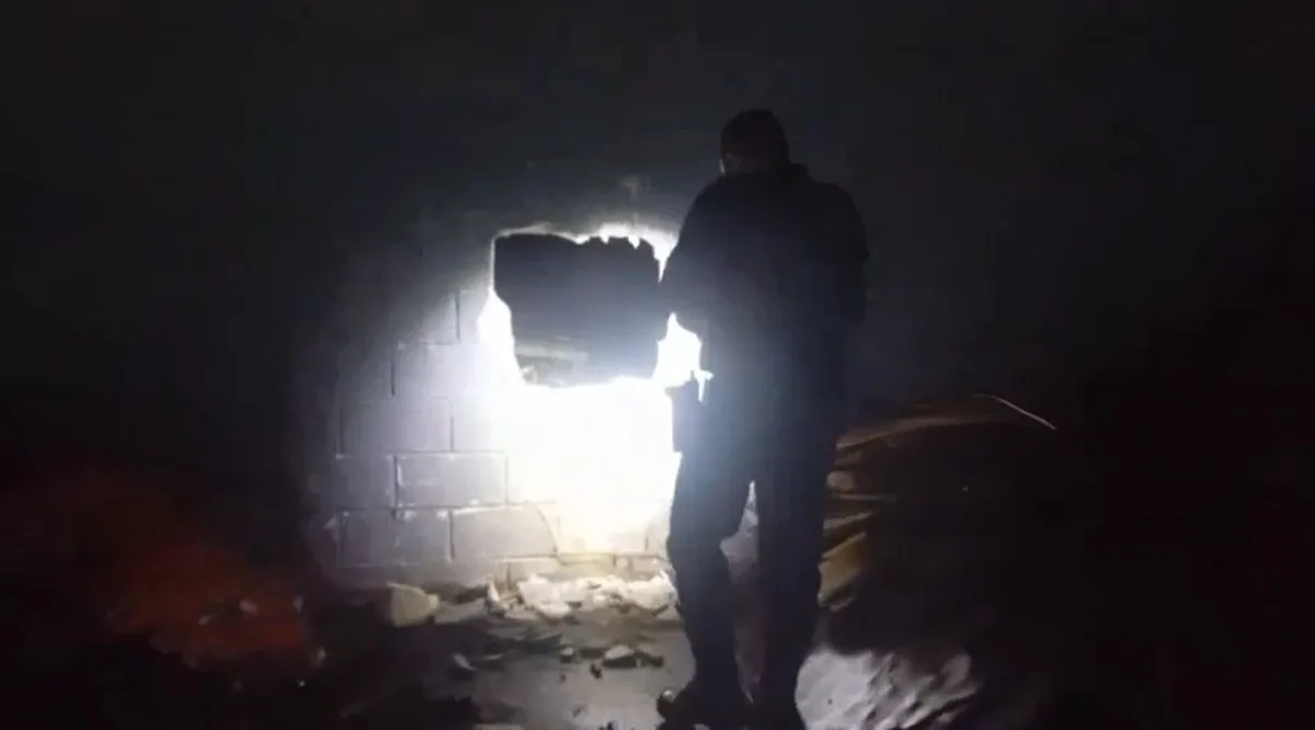 Grupo armado abre buraco em muro, rende vigilante e acessa cofre de supermercado em Campos; VÍDEO