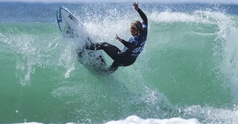 Yolanda Hopkins na fase final do Circuito Mundial de Surf