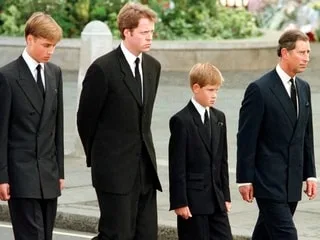 Que contient le livre de Charles Spencer, frère controversé de Lady Di, dont les révélations font trembler la couronne ?