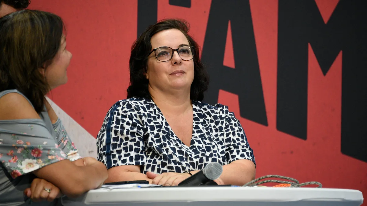 "Contrairement à ce qu’elle dit, les étrangers ne sont pas favorisés": la patronne des HLM Emmanuelle Cosse dénonce la "lubie xénophobe" de Marine Le Pen sur le logement social