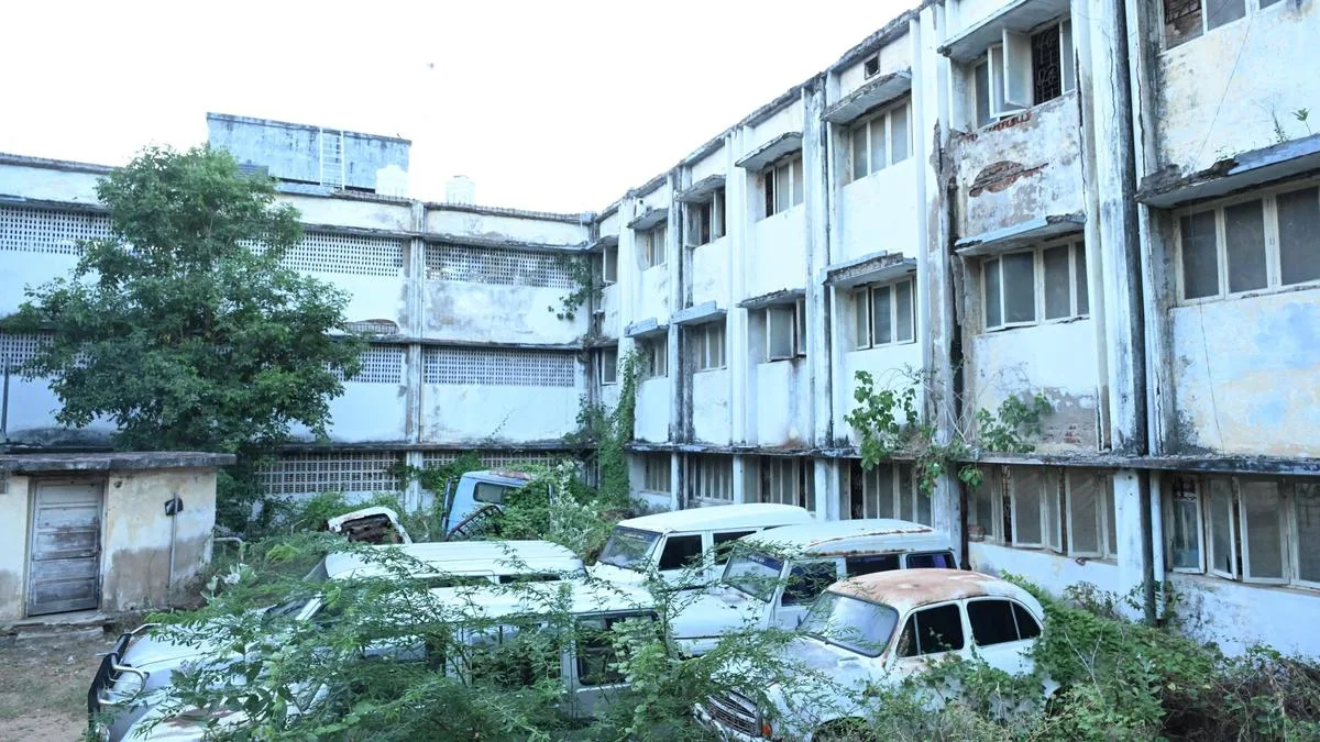 Govt. staff demand renovation of dilapidated Collectorate buildings