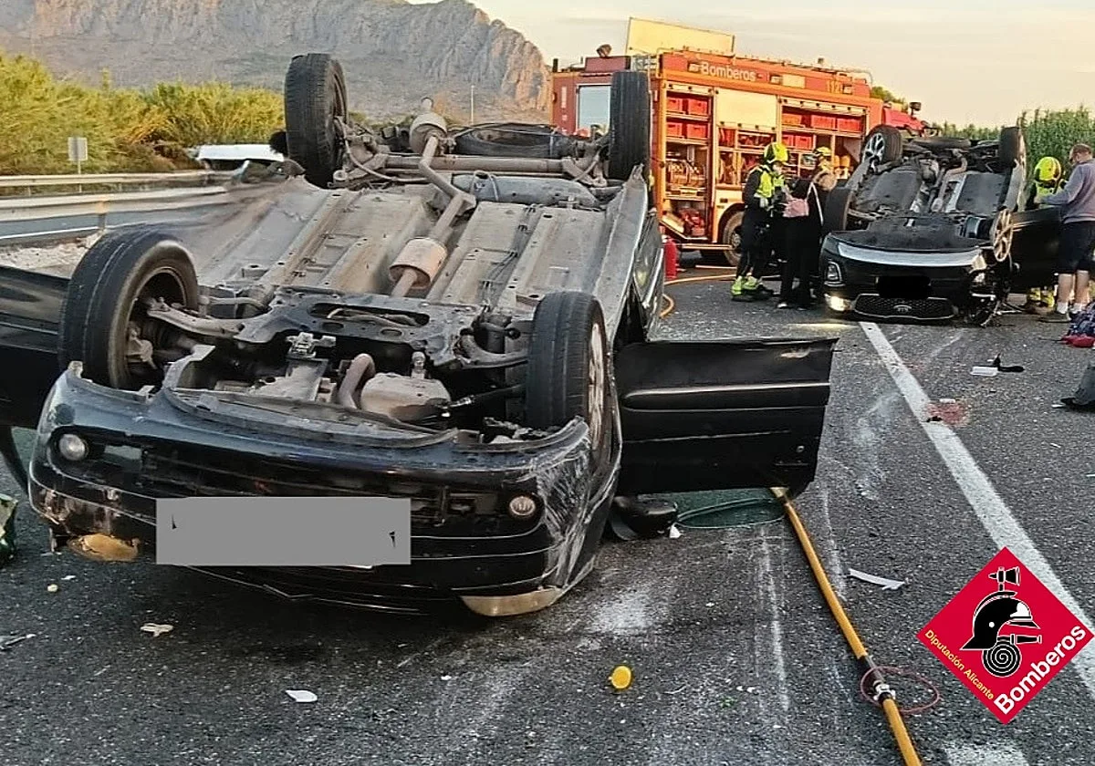 Un padre y su hija, heridos graves tras dar varias vueltas de campana con su coche en la AP-7