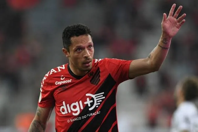 Revelado nas categorias de base do Coritiba, Adriano diz ter vontade de se aposentar no clube