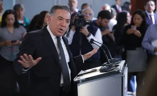 Enrique Inzunza, imputado en EU y sin partido, pero arropado por Morena; mantiene privilegios, pese abandono de bancada
