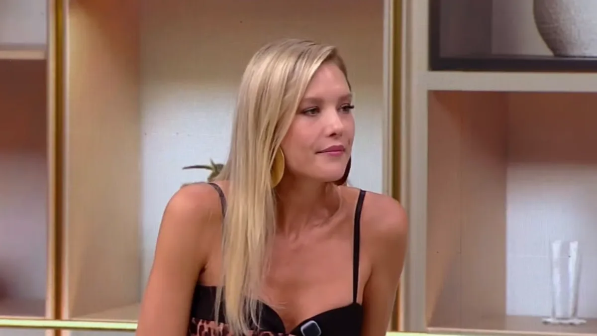 Gianne Albertoni revela que quase foi barrada em aeroporto internacional por conta de item inusitado na bagagem; assista Gianne Albertoni relembra situação inusitada em viagem que quase terminou em deportação (Foto: Reprodução/RedeTV!)
