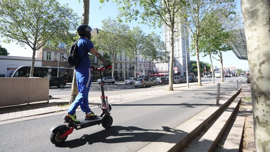 "La tête, c'est fragile" : ces villes et départements qui rendent le casque obligatoire sur les trottinettes électriques
