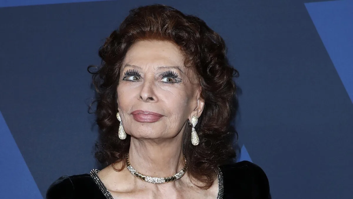 Sophia Loren a los 92: por qué sus vestidos negros, joyas XXL y gafas siguen inspirando a la moda