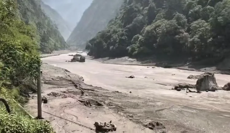 Chinese premier arrives at mudslide-hit area in Xizang