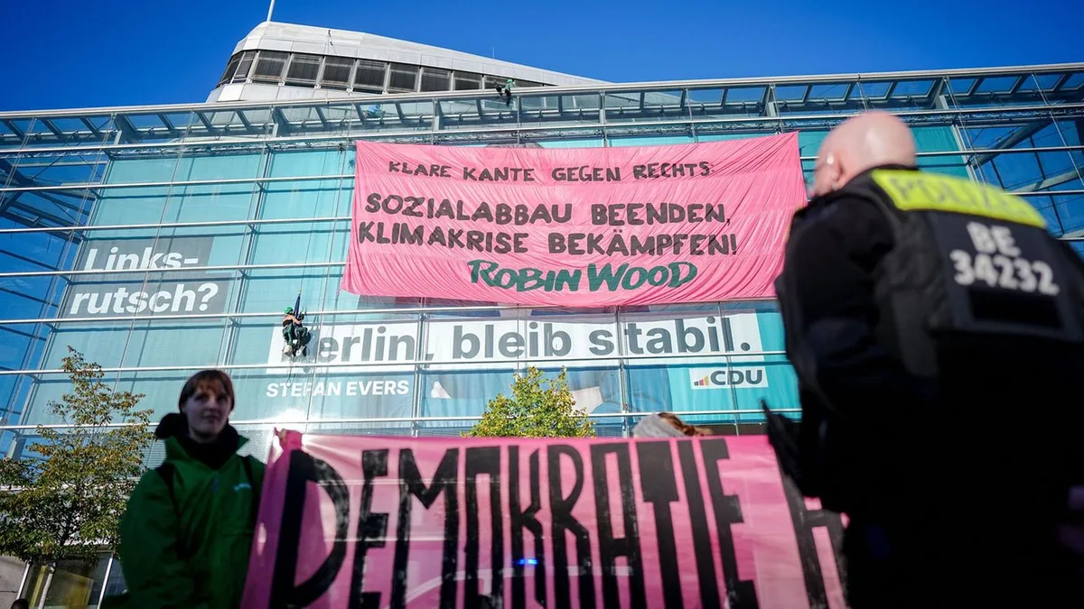 Robin Wood: Kletter-Protest von Aktivisten an CDU-Zentrale in Berlin