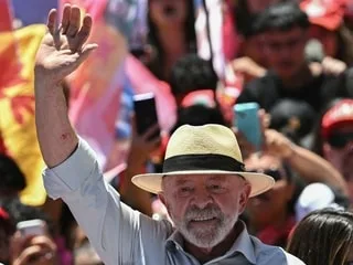Brésil : Lula suspend les taxes sur l’essence à deux semaines du second tour
