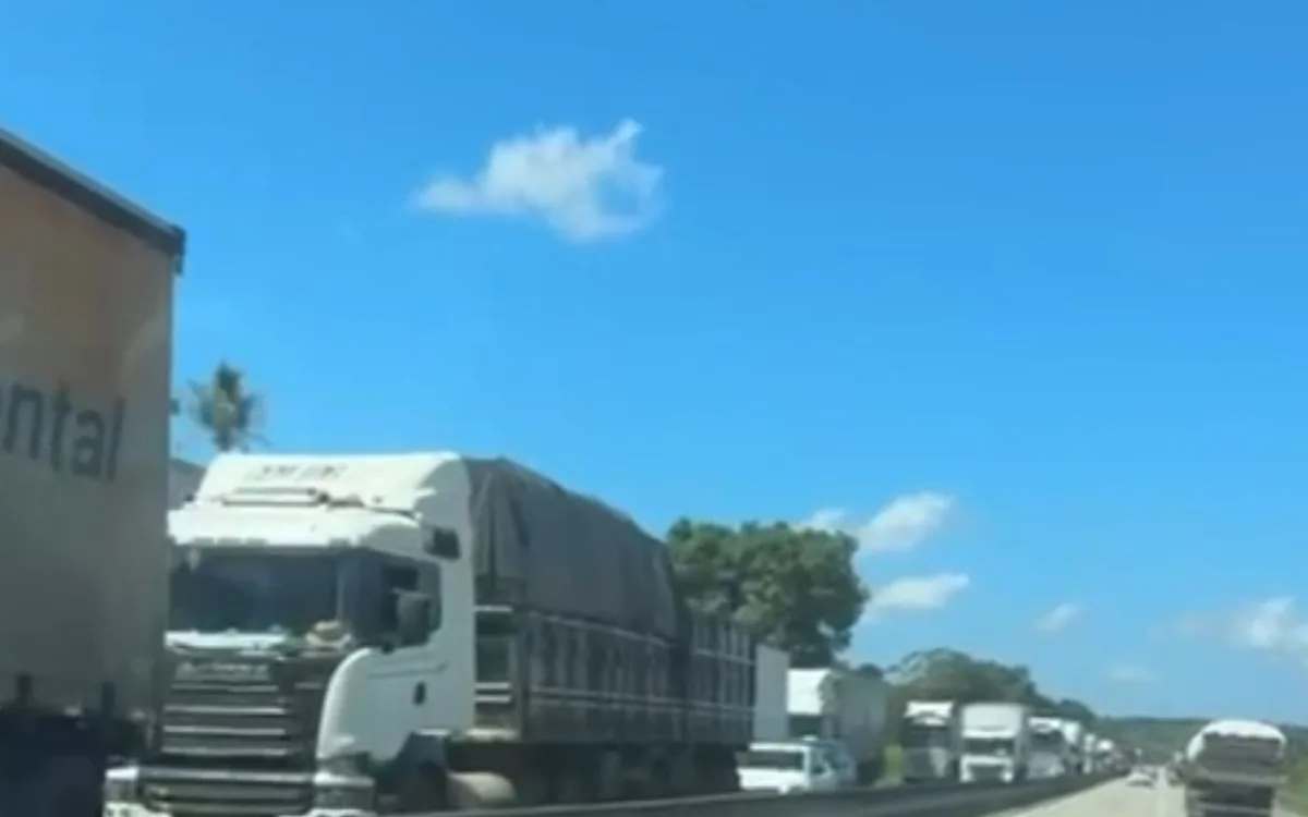 Colisão entre veículos e incêndio de caminhão de combustível provocam congestionamento na BR-101 em SE