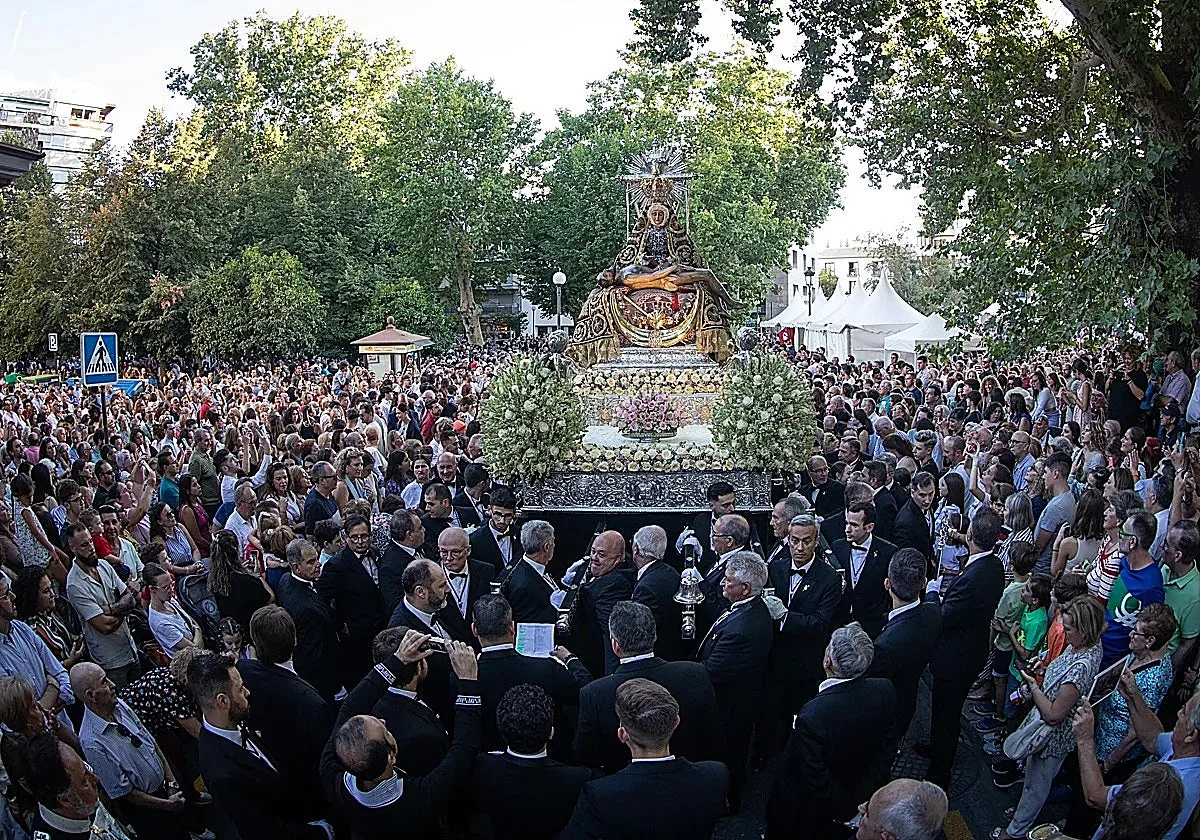 La patrona de Granada se traslada de templo por temor a posibles daños a causa de los terremotos