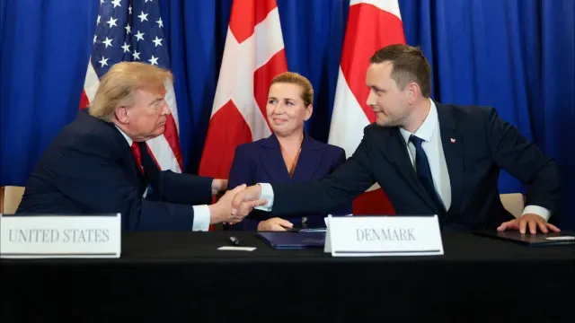 Eis o momento em que Trump assina acordo com Gronelândia e Dinamarca