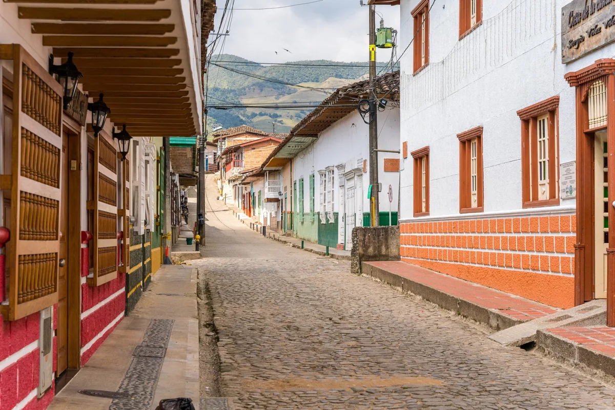 El pueblo antioqueño de balcones adornados con flores, arquitectura colonial, embalses naturales y raíces familiares de Juanes