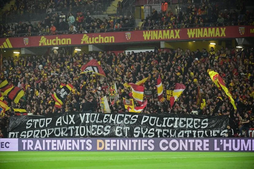 Une banderole déployée lors de Lens-OL en soutien aux lycéens : « Stop aux violences policières disproportionnées et systématiques »