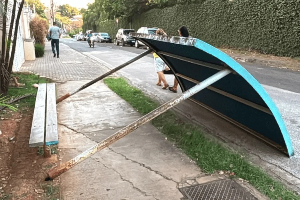 Ponto de ônibus desaba e deixa mulher ferida em Piracicaba