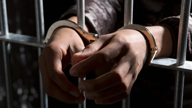 Homem fica em prisão preventiva por violência doméstica contra os pais