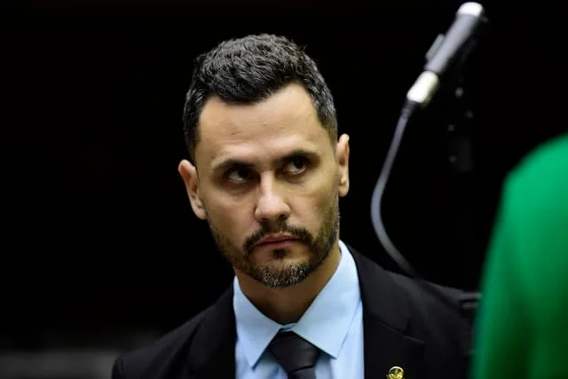“Políticos não têm moral”: Em depoimento emocionante, Cleitinho defende o fim da 6×1