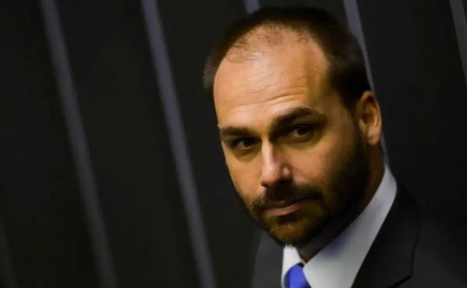 Eduardo Bolsonaro é demitido da Polícia Federal por abandono de cargo; entenda