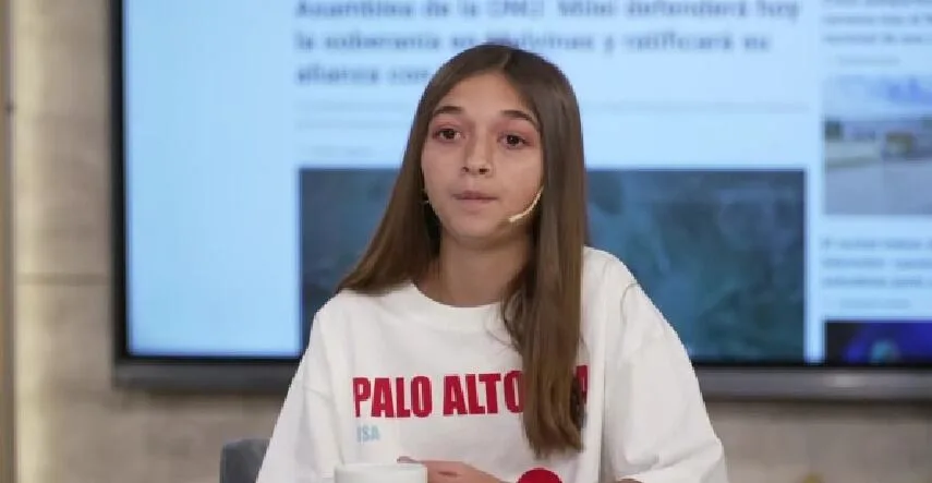 Tiene 11 años, aprendió a coser en la escuela y presentó su colección de alta costura en Argentina Fashion Week