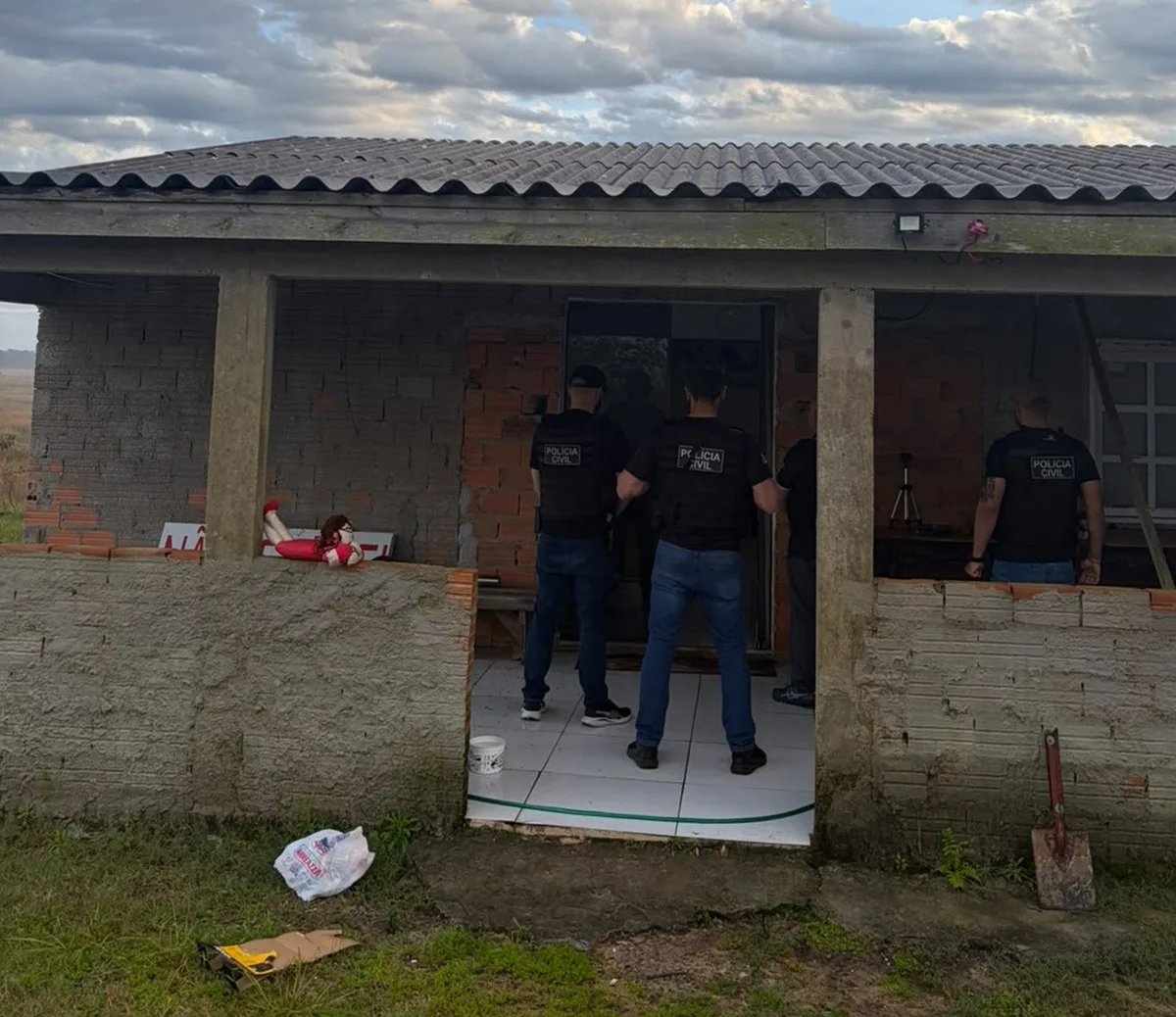 Grupo suspeito de aplicar golpes e simular compra de carros na internet é alvo da polícia de SC no RS