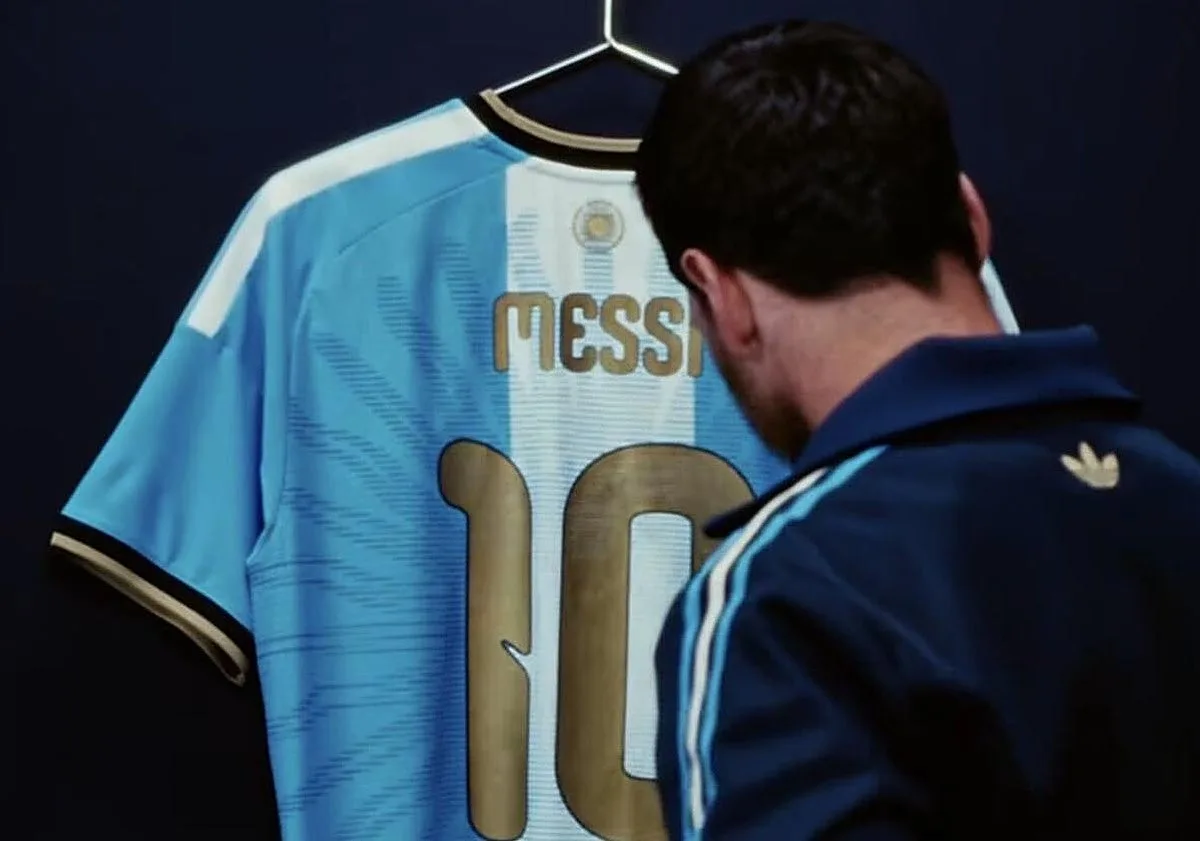 Messi presenta la camiseta con la que se despedirá de Argentina: «Una para toda la vida»