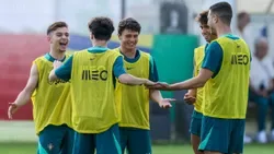 Seleção: Jesus divide grupo e junta-se aos exercícios no primeiro treino
