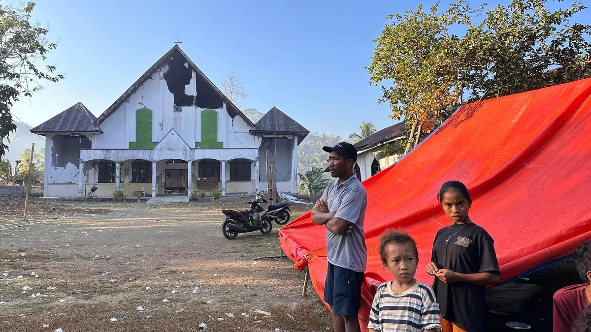 Fear grips children after deadly earthquake in Indonesia leaves thousands displaced