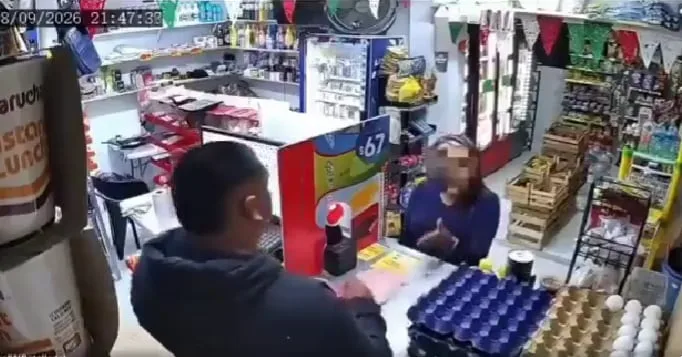 Mujer reclama tres pesos de cambio y termina aventando el producto: la bautizan como ‘Lady Jamón’