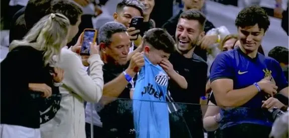 Gesto de carinho e tensão: Neymar doa camisa a corinthiano que sai escoltado da arena