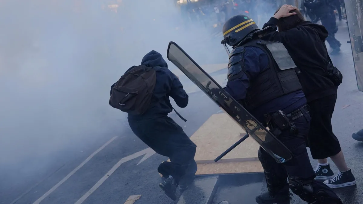 Un policier filmé donnant un coup de genou dans le visage d’un manifestant à Paris, l’IGPN saisie