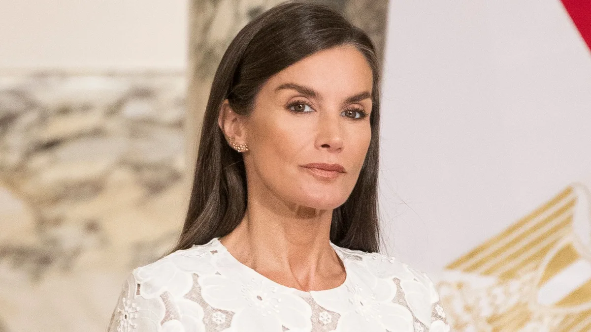Se cumple un año de los grandes estrenos de la reina Letizia en Egipto: tres vestidos de invitada, una chaqueta sahariana y unos pendientes artesanales