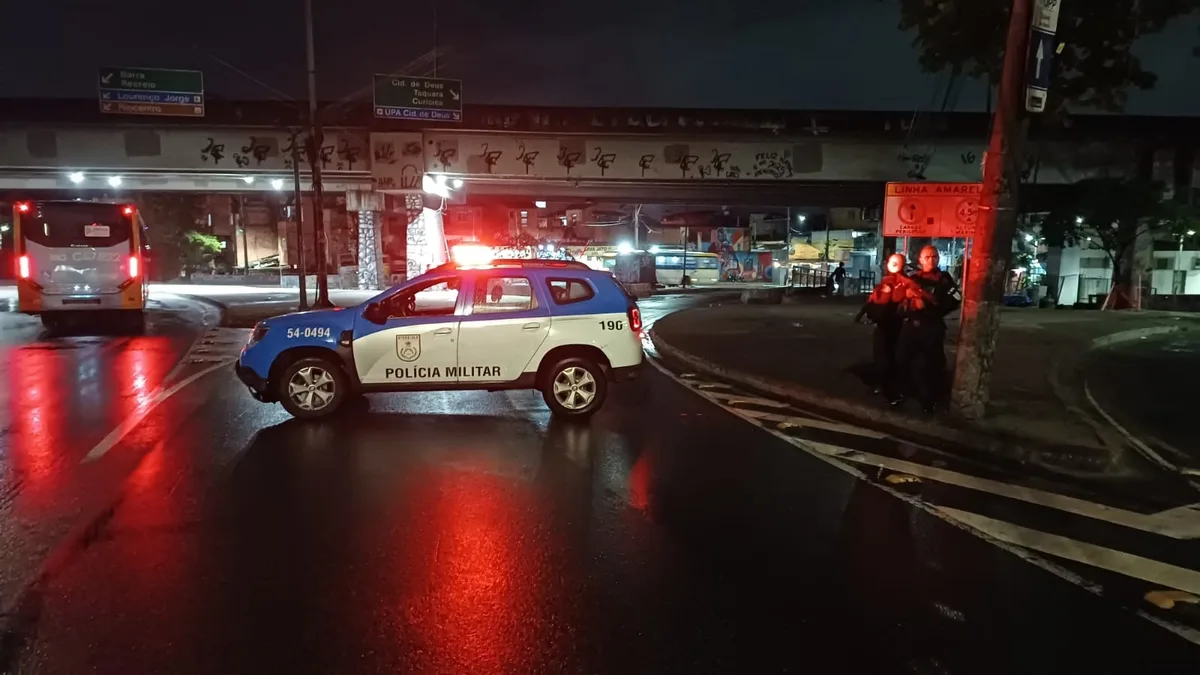 Bope faz operação na Cidade de Deus, e criminosos fecham vias da comunidade