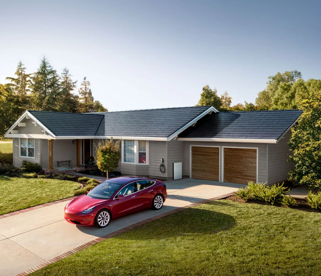 Tesla entierra su Solar Roof casi diez años después: las promesas de sus revolucionarias tejas solares que “no salen rentables”