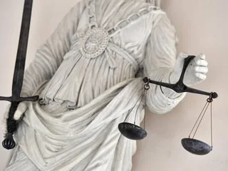 En arrêt maladie après le meurtre de sa mère, elle est licenciée quatre mois plus tard