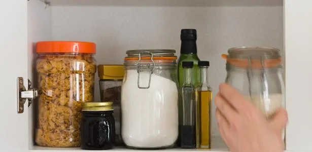 Você lava o pote antes de colocar mais comida? Veja por que deve
