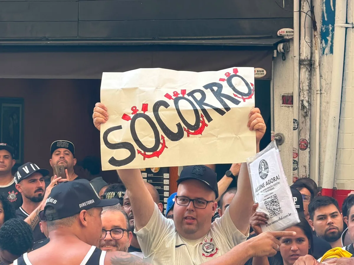 Torcida do Corinthians pede "socorro" ao MP em manifestação favorável à intervenção judicial