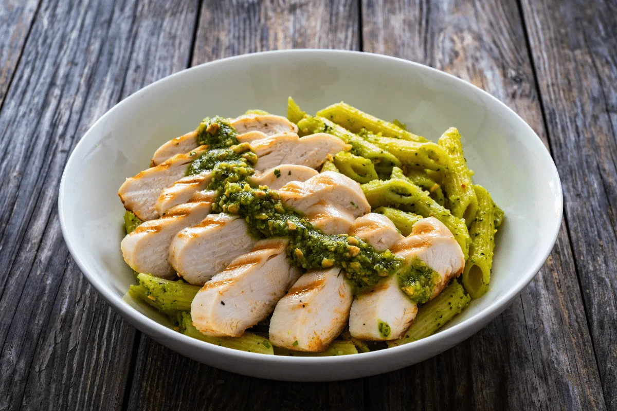 Macarrão proteico com pesto de amêndoas e frango grelhado: aprenda receita rápida e saudável para o jantar