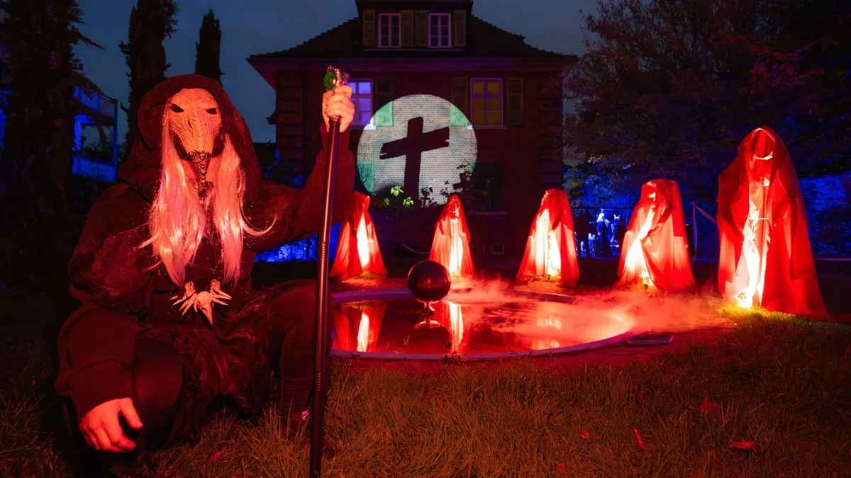 Halloween-Attraktion: Skelett in der Wanne - Die Grusel-Villa am Waldrand