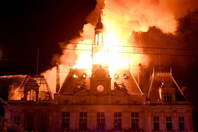 La mairie de Limoges “lourdement endommagée” après un incendie en marge des manifestations