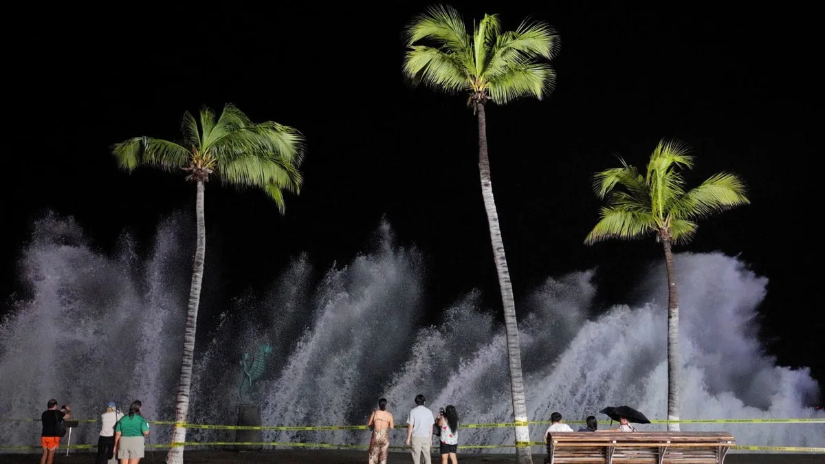 2 dead, 10 missing as hurricane and tropical storm hit Mexico