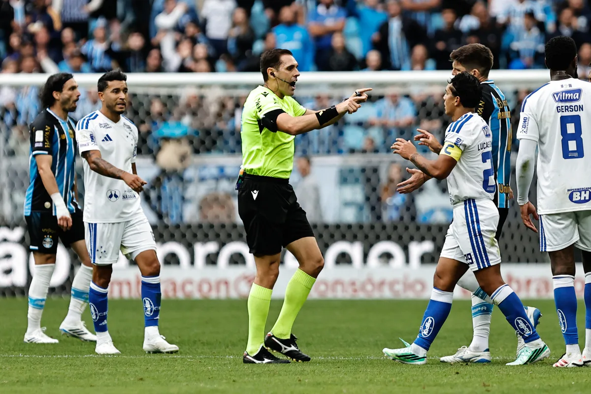 Paulinho critica arbitragem de Grêmio x Cruzeiro: "Erro que poderia ter influenciado"