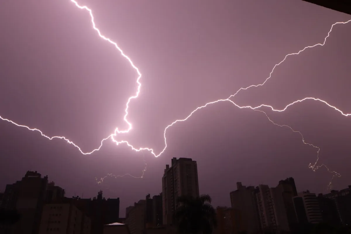 Paraná é atingido por temporal com mais de 20 mil raios e tornado; frio intenso chega neste fim de semana