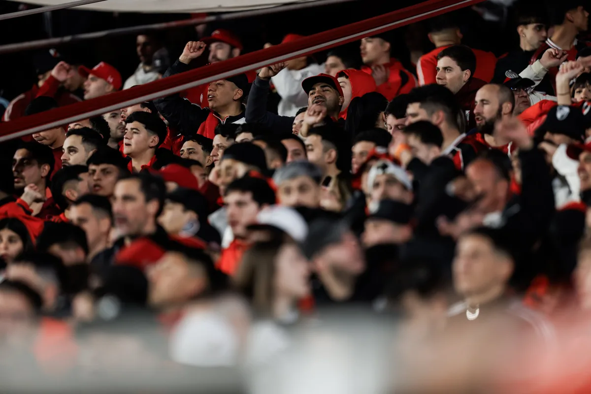 Murió un hincha de River en el Monumental durante el partido con Independiente Santa Fe por Copa Sudamericana