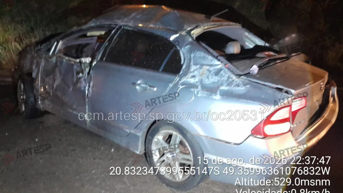 Motorista morre após invadir pista contrária e capotar carro na rodovia Washington Luís em Rio Preto