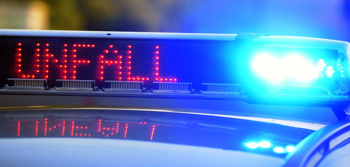 Sattelzug weicht Falschfahrer aus und kippt in Graben bei Wiefels